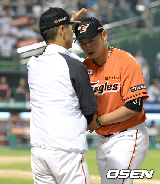 경기 종료 후 한화 김성근 감독이 송창식과 승리의 기쁨을 나누고 있다. /sunday@osen.co.kr