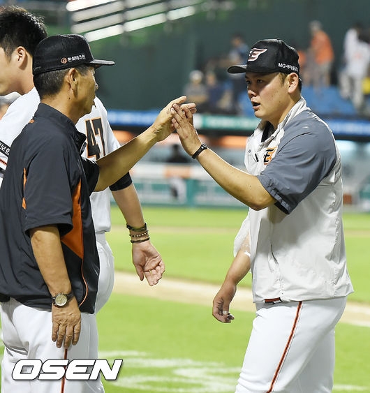 김성근 한화 감독과 송창식이 승리 하이파이브를 하고 있다. /rumi@osen.co.kr