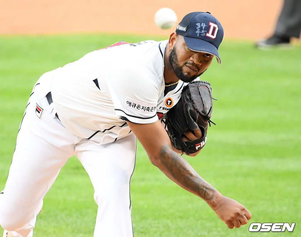 1회초 마운드에 오른 두산 선발 알칸타라 공을 뿌리고 있다. /cej@osen.co.kr