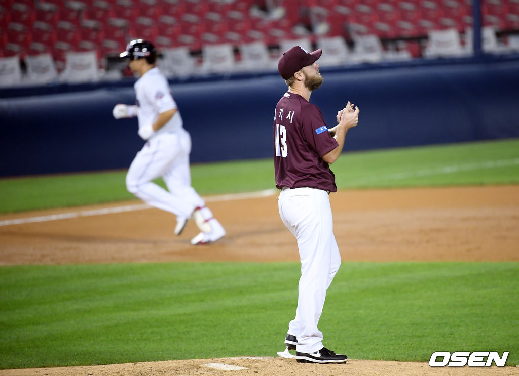 21일 오후 서울 잠실야구장에서 ‘2020 신한은행 SOL KBO리그’ 두산 베어스와 키움 히어로즈의 경기가 열렸다.6회말 2사 2루 키움 선발 요키시가 두산 김재환에게 우월 투런 홈런을 허용한 뒤 아쉬워하고 있다. /cej@osen.co.kr