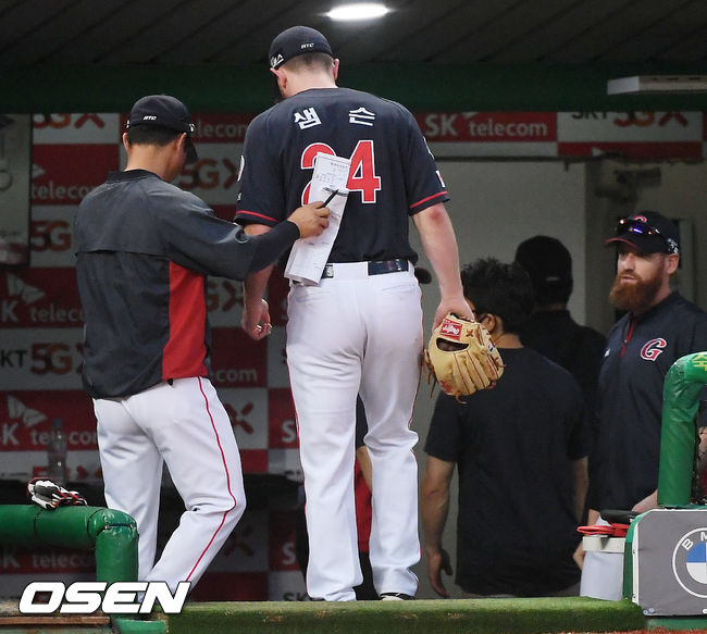 21일 오후 인천 SK행복드림구장에서 ‘2020 신한은행 SOL KBO리그’ SK 와이번스와 롯데 자이언츠의 경기가 열렸다.4회말 1사 주자 1루 SK 한동민 타석에서 1구를 던지며 넘어진 롯데 선발 샘슨이 고통을 호소하며 교체되고 있다. / rumi@osen.co.kr