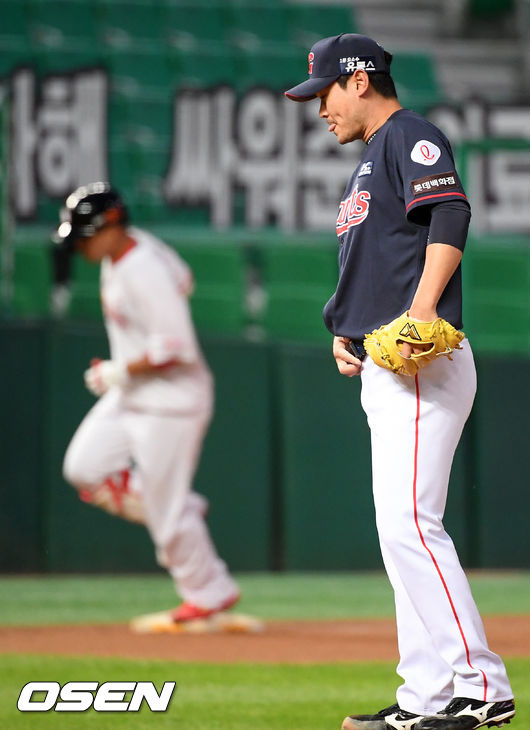 21일 오후 인천 SK행복드림구장에서 ‘2020 신한은행 SOL KBO리그’ SK 와이번스와 롯데 자이언츠의 경기가 열렸다.4회말 1사 주자 1루 SK 한동민이 우월 투런 홈런을 날리고 그라운드를 돌때 롯데 노경은이 아쉬워하고 있다. / rumi@osen.co.kr