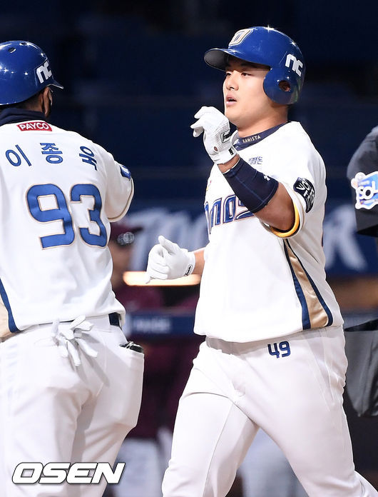 5회말 2사 주자 1,2루 NC 대타 강진성이 좌월 스리런 홈런을 날린 후 홈을 밟고 있다. / rumi@osen.co.kr
