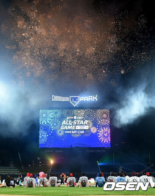 드림 올스타는 21일 창원NC파크에서 열린 2019 신한은행 MY CAR KBO리그 올스타전서 9-7로 승리했다. 한동민은 결승타를 포함해 5타수 4안타 5타점 1득점으로 최고의 활약을 뽐냈다. 올스타전 종료 후 올스타 선수들이 촉죽을 바라보고 있다. /youngrae@osen.co.kr
