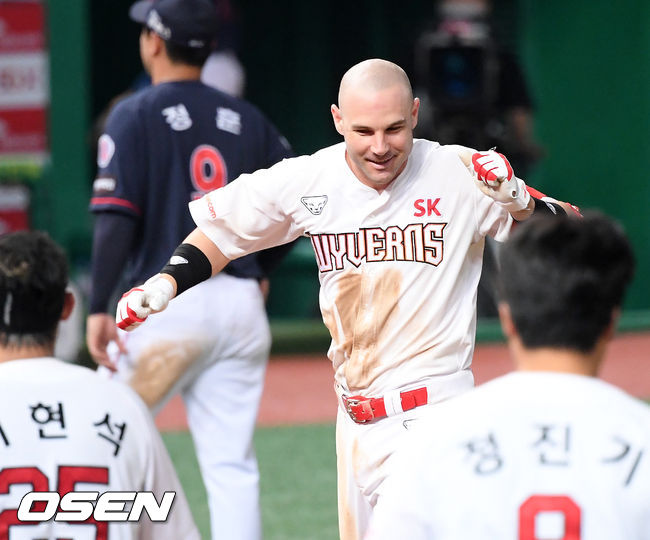 9회말 1사 주자 1루 SK 로맥이 중월 끝내기 투런 홈런을 날린 후 헬멧을 던지고 춤을 추며 홈으로 달려오고 있다. / rumi@osen.co.kr