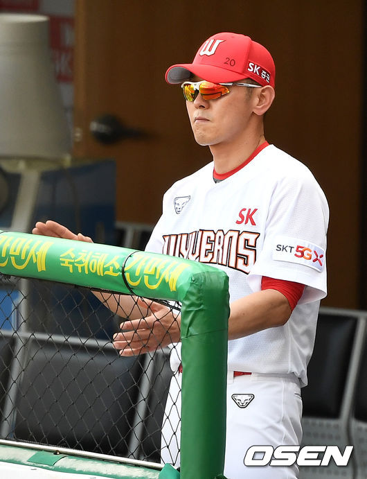 1회초 SK 선발 박종훈의 투구에 박경완 감독대행이 박수를 보내고 있다. / dreamer@osen.co.kr