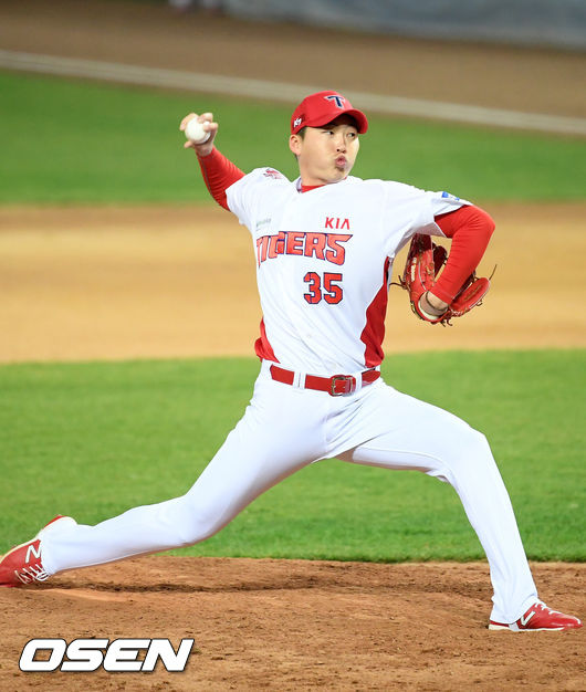  9회초 마운드에 오른 KIA 문경찬이 힘차게 공을 뿌리고 있다. /rumi@osen.co.kr