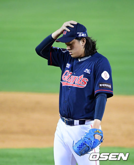 9회말 1사에서 롯데 김원중이 두산 박세혁의 타구에 종아리 부분을 맞고 연습투구를 하며 심호흡하고 있다. /jpnews@osen.co.kr