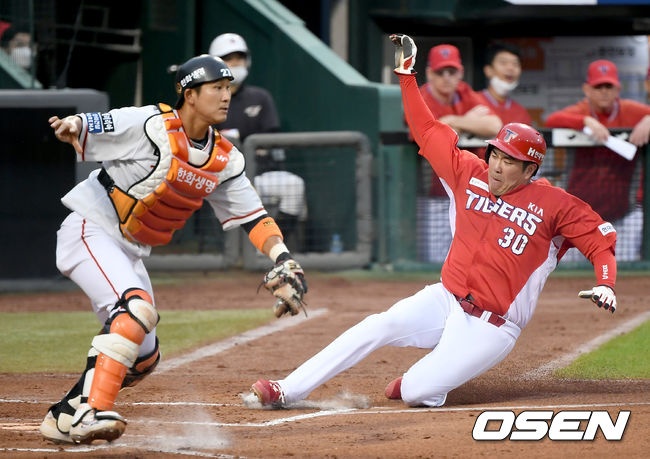 22일 오후 대전 한화이글스파크에서 ‘2020 신한은행 SOL KBO 리그’ 한화 이글스와 KIA 타이거즈의 경기가 열렸다.2회초 2사 2, 3루 KIA 박찬호의 선취 2타점 적시타 때 2루 주 유민상이 홈인하고 있다./ksl0919@osen.co.kr