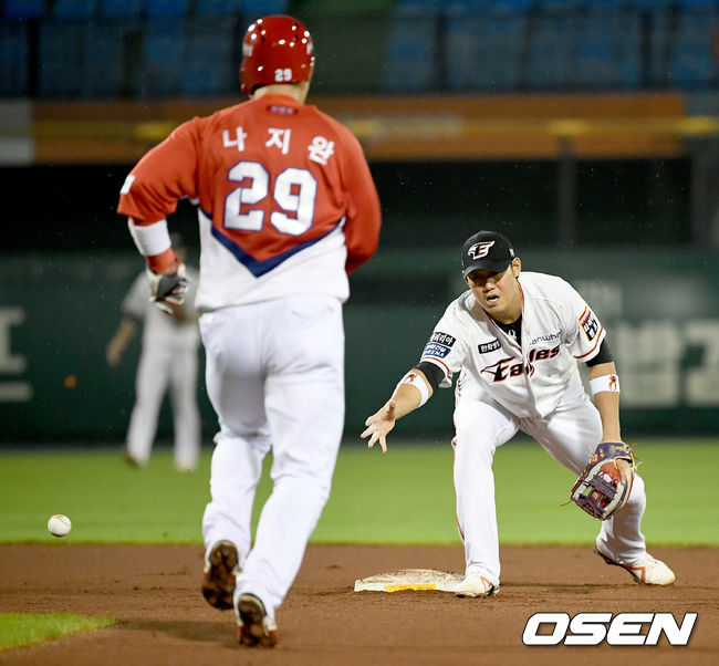 22일 오후 대전 한화이글스파크에서 ‘2020 신한은행 SOL KBO 리그’ 한화 이글스와 KIA 타이거즈의 경기가 열렸다.6회초 무사 1, 2루 KIA 김민식의 내야땅볼 때 한화 2루수 정은원의 실책으로 1루 주자 나지완이 2루로 진루하고 있다./ksl0919@osen.co.kr