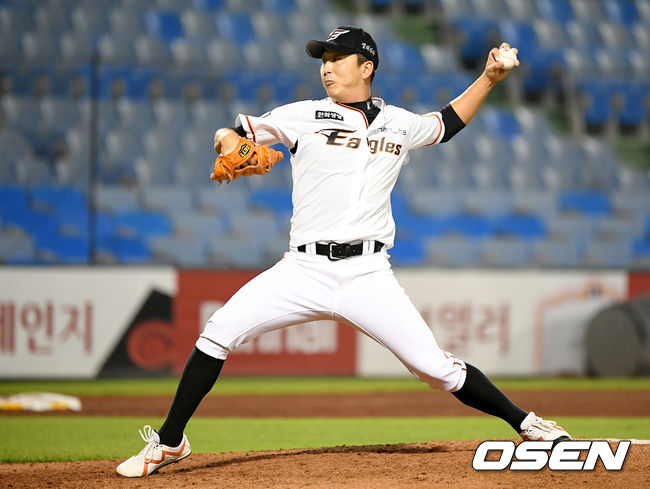 8회초 한화 정우람이 마운드에 올라 힘차게 공을 뿌리고 있다./ksl0919@osen.co.kr