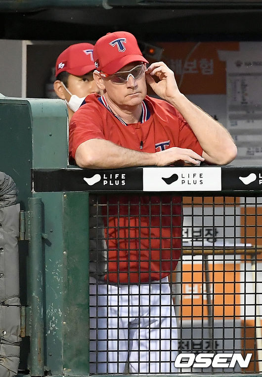 22일 오후 대전 한화이글스파크에서 ‘2020 신한은행 SOL KBO 리그’ 한화 이글스와 KIA 타이거즈의 경기가 열렸다.2회초 KIA 윌리엄스 감독이 생각에 잠겨 있다./ksl0919@osen.co.kr