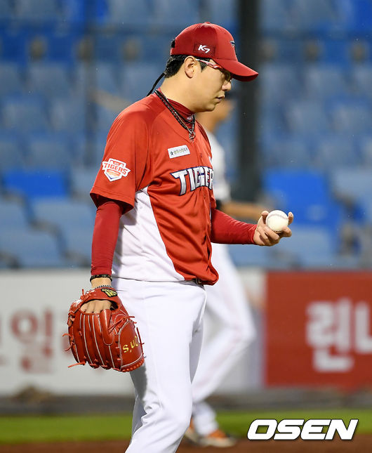 22일 오후 대전 한화이글스파크에서 ‘2020 신한은행 SOL KBO 리그’ 한화 이글스와 KIA 타이거즈의 경기가 열렸다.3회말 2사 만루 한화 김태균의 타석 때 KIA 양현종이 밀어내기 볼넷으로 1실점을 허용한 뒤 아쉬워하고 있다./ksl0919@osen.co.kr