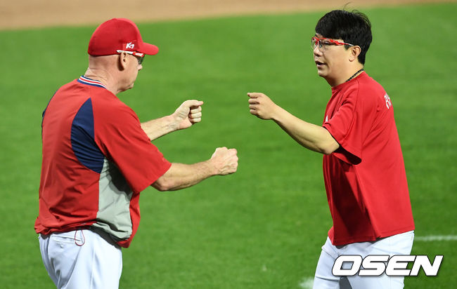 경기 종료 후 승리를 거둔 KIA 윌리엄스 감독과 승리 투수 양현종이 인사를 나누고 있다. /dreamer@osen.co.kr