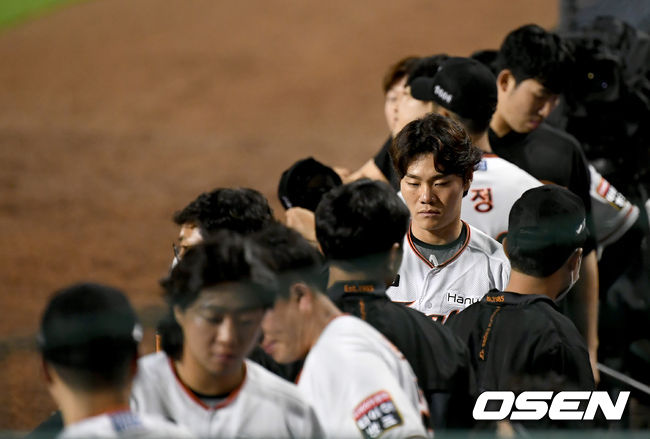 경기 종료 후 한화 선수들이 아쉬워하고 있다./ksl0919@osen.co.kr