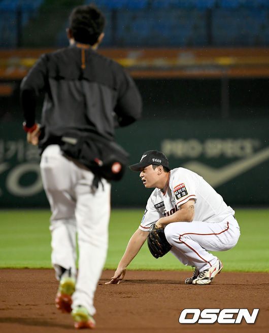 6회초 무사 1, 2루 한화 정은원이 그라운드에 미끄러진 뒤 고통을 호소하고 있다./ksl0919@osen.co.kr