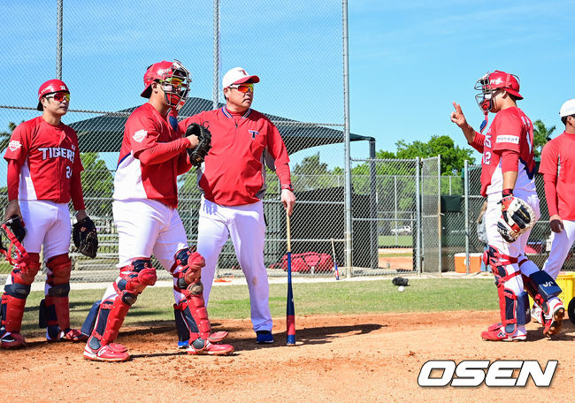 진갑용 KIA 배터리코치가 김민식, 한승택, 백용환의 훈련을 지도하고 있다. / soul1014@osen.co.kr