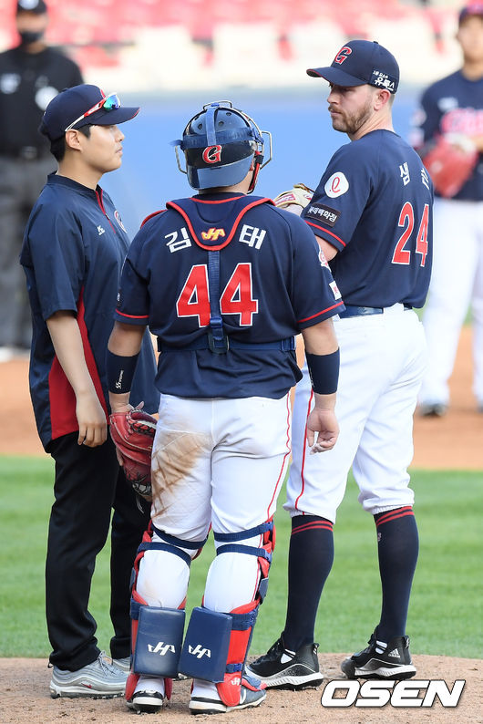 14일 오후 서울 잠실야구장에서 ‘2020 신한은행 SOL KBO리그’ LG 트윈스와 롯데 자이언츠의 경기가 열렸다.5회말 4실점을 허용한 롯데 샘슨이 마운드에서 코칭 스태프와 대화를 나누고 있다. /cej@osen.co.kr