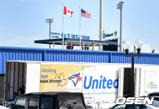 토론토 스태프들이 짐을 옮기고 있다. / dreamer@osen.co.kr