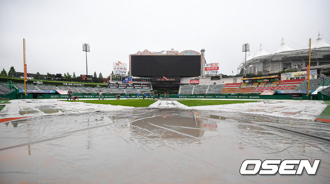 22일 오후 인천 SK행복드림구장에서 열릴 예정이던 '2020 신한은행 SOL KBO리그' SK 와이번스와 롯데 자이언츠의 경기는 비로 인해 우천 순연됐다. 이날 취소된 경기는 추후편성될 예정이다.구장 관계자들이 그라운드를 정비하고 있다. /youngrae@osen.co.kr