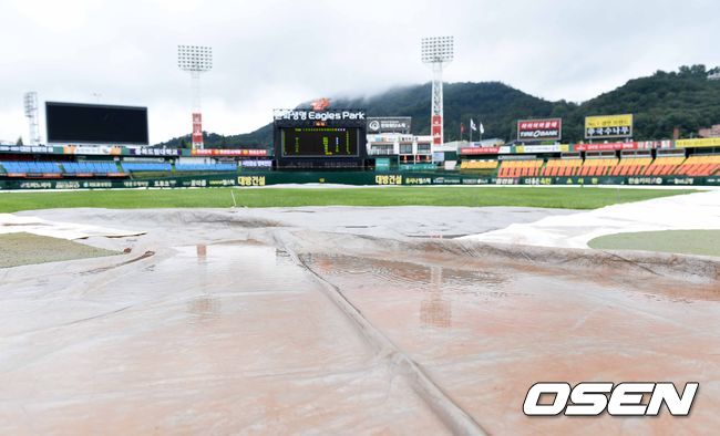 비가 내린 대전 한화생명이글스파크 그라운드에 방수포가 덮여 있다. /sunday@osen.co.kr