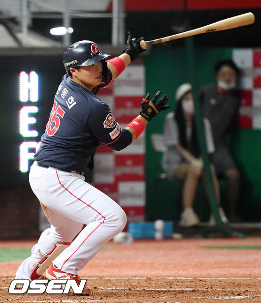 9회초 1사 롯데 한동희가 우익수 앞 안타를 날리고 있다./ rumi@osen.co.kr