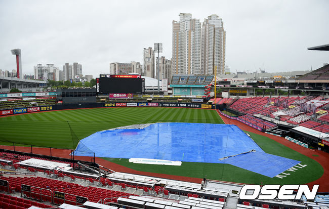그라운드에 대형 방수포가 덮혀져 있다. /ksl0919@osen.co.kr