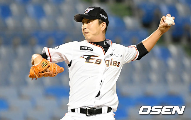 한화 정우람이 마운드에 올라 힘차게 공을 뿌리고 있다./ksl0919@osen.co.kr