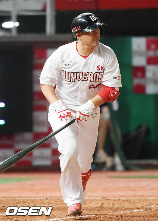 21일 오후 인천 SK행복드림구장에서 ‘2020 신한은행 SOL KBO리그’ SK 와이번스와 롯데 자이언츠의 경기가 열렸다.4회말 1사 주자 1,3루 SK 최정이 중견수 희생플라이로 동점 1타점을 올리고 있다./ rumi@osen.co.kr