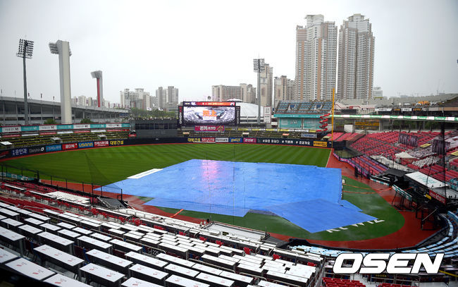 23일 오후 수원 KT위즈파크에서 열리는 ‘2020 신한은행 SOL KBO리그' KT 위즈와 LG 트윈스의 경기가 열란다.비로 인해 그라운데 방수포가 덮혀있다. /youngrae@osen.co.kr