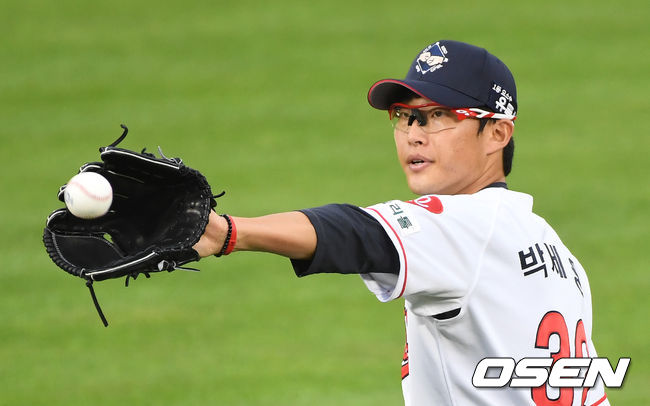 11일 오후 부산 사직야구장에서 2020 KBO리그 롯데 자이언츠와 두산 베어스의 경기가 열렸다.1회초 무사에서 롯데 선발투수 박세웅이 투구를 준비하고 있다. /sunday@osen.co.kr