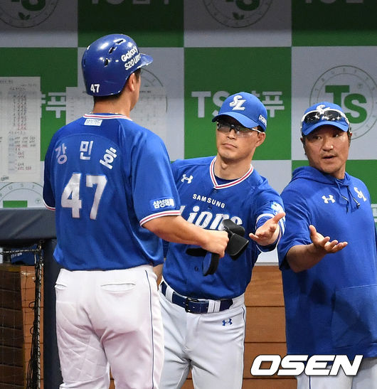 2회초 2사 2,3루에서 키움 김하성의 실책으로 홈을 밟은 3루주자 강민호가 더그아웃에서 허삼영 감독의 축하를 받고 있다. /sunday@osen.co.kr