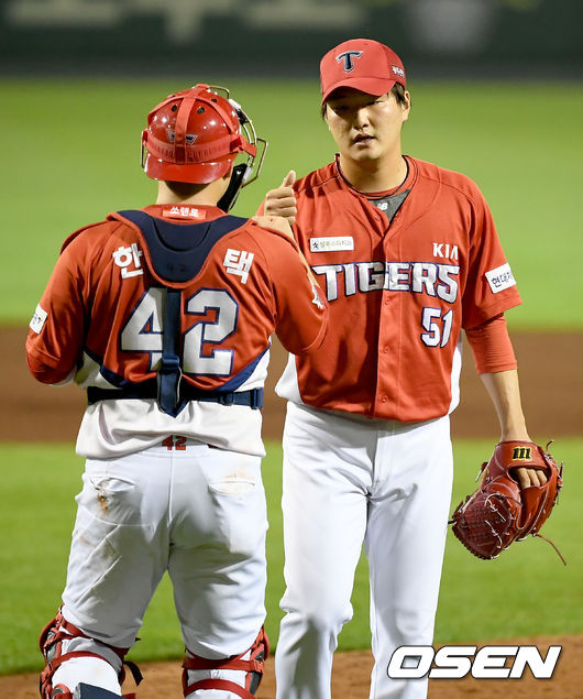경기 종료 후 KIA 전상현(오른쪽)과 한승택이 기쁨을 나누고 있다./ksl0919@osen.co.kr