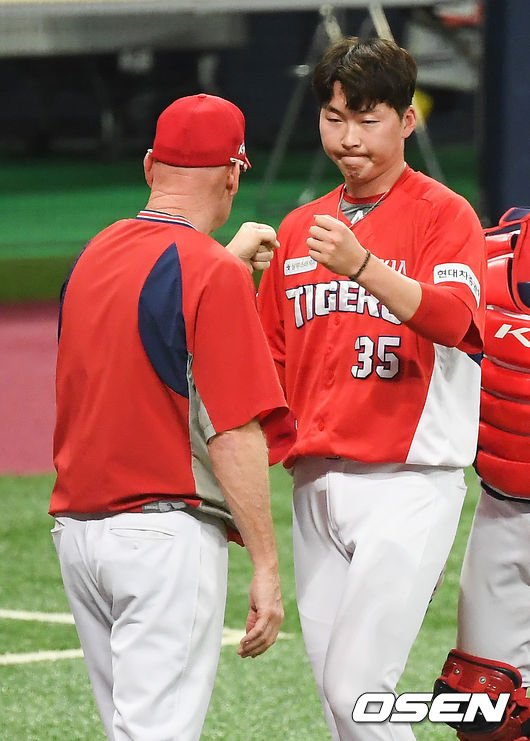 경기종료 후 KIA 윌리엄스 감독이 문경찬과 하이파이브를 하고 있다. /soul1014@osen.co.kr