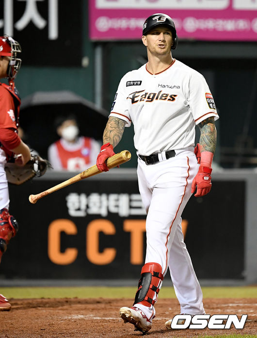 한화 반즈가 삼진아웃을 당한 뒤 아쉬워하고 있다./ksl0919@osen.co.kr