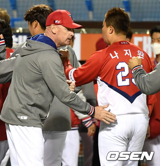 승리를 거둔 KIA 윌리엄스 감독과 나지완이 인사를 나누고 있다. / dreamer@osen.co.kr