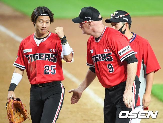 경기종료 후 기아 윌리엄스 감독이 박찬호를 독려하고 있다. / soul1014@osen.co.kr