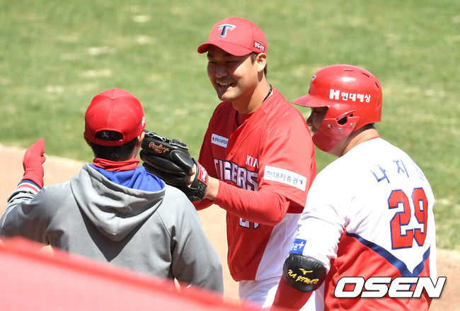 무실점으로 막아낸 KIA 홍상삼이 더그아웃으로 향하며 미소짓고 있다. /dreamer@osen.co.kr