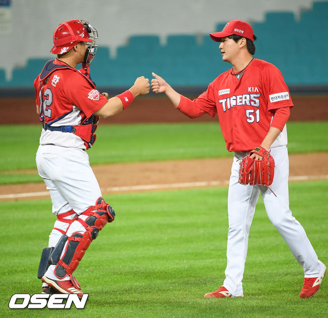경기종료 후 KIA 전상현과 백용환 포수가 하이파이브를 하고 있다. / soul1014@osen.co.kr