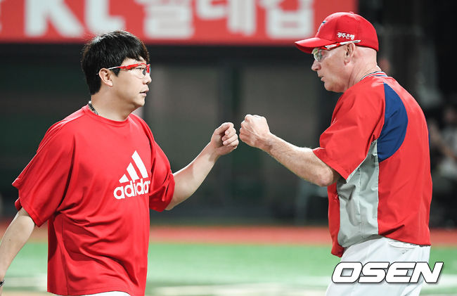 경기종료 후 승리투수가 된 KIA 양현종이 윌리엄스 감독과 하이파이브를 하고 있다 .   /   soul1014@osen.co.kr