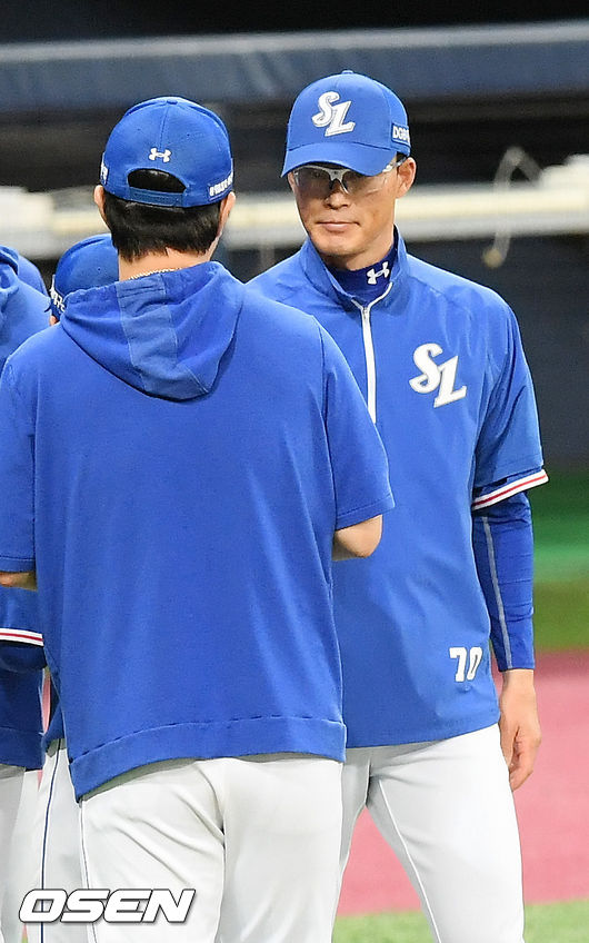 경기를 마치고 삼성 허삼영 감독이 선수들과 하이파이브를 하고 있다./ rumi@osen.co.kr