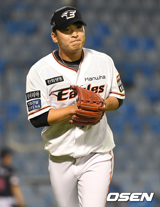 6회초 1사 1, 2루 상황 롯데 안치홍을 병살타로 이끌며 무실점으로 이닝을 마친 한화 투수 강재민이 더그아웃으로 향하고 있다. / dreamer@osen.co.kr