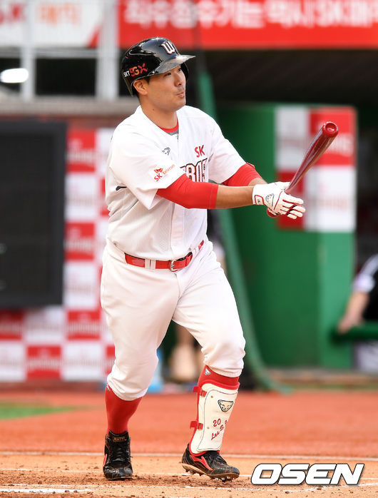 26일 오후 인천 SK행복드림구장에서 ‘2020 신한은행 SOL KBO 리그’ SK 와이번스와 LG 트윈스의 경기가 열렸다.2회말 1사 1루에서 SK 이재원이 우중간 안타를 치고 있다./sunday@osen.co.kr