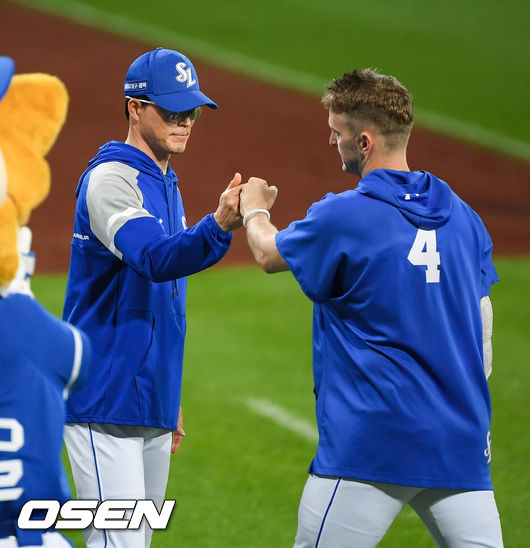 경기종료 후 시즌 8승 달성한 삼성 뷰캐넌이 허삼영 감독과 하이파이브를 하고 있다. / soul1014@osen.co.kr