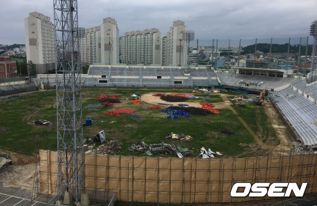 관중석 철거가 진행 중인 무등야구장. 
