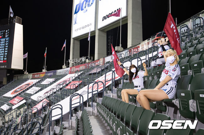 12일 오후 서울 잠실야구장에서 ‘2020 신한은행 SOL KBO리그’ LG 트윈스와 SK 와이번스의 경기가 열렸다.무관중 경기가 열리는 잠실야구장에서 외야석에 자리한 LG 치어리더와 마스코트가 응원을 펼치고 있다. /cej@osen.co.kr