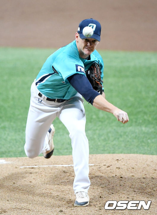 1회말 마운드에 오른 NC 선발 루친스키가 공을 뿌리고 있다. /cej@osen.co.kr