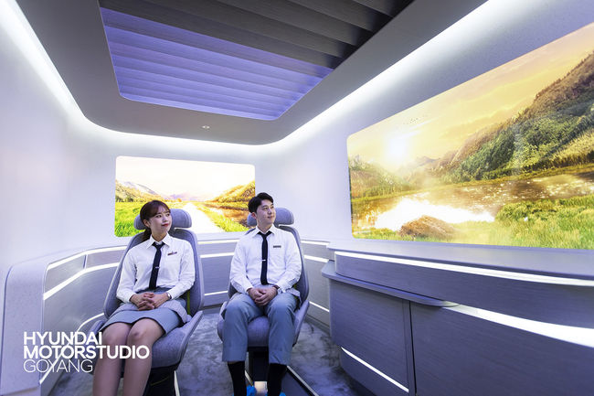 음식 주문, 건강 체크, 쇼핑 등 다양한 활동을 경험할 수 있는 미래형 모빌리티 ‘에스 링크(S-link)’를 체험하고 있는 모습.