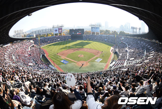 경기장을 가득 메운 관중들이 열띤 응원을 펼치고 있다./sunday@osen.co.kr