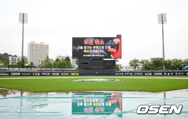 광주경기가 우천으로 취소됐다. 24일 광주-기아 챔피언스필드에서 열릴 예정이던 삼성 라이온즈와 KIA 타이거즈와의 경기가 우천으로 취소됐다. 취소된 경기는 추후에 편성된다. /ksl0919@osne.co.kr